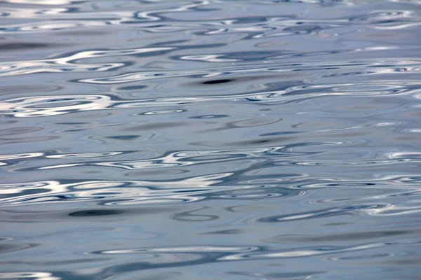 Calma Acciaio Grasso Cercando Superficie Mare Scuro Con Astratti Riflessi — Foto Stock