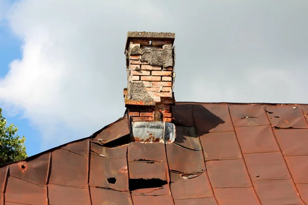 Ραγισμένα Κατεστραμμένα Παλιά Κόκκινα Τούβλα Κτίριο Ερειπωμένο Στενό Καμινάδα Σπασμένα — Φωτογραφία Αρχείου