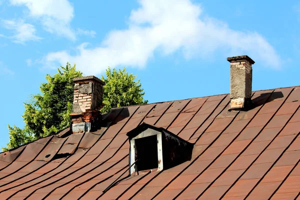 Beskadiget Delvist Brudt Gamle Tag Vinduesramme Uden Glas Toppen Forladte - Stock-foto