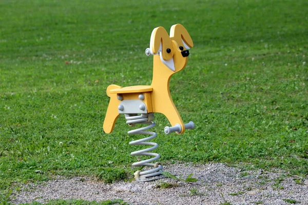 Leuke Nieuw Geïnstalleerde Vintage Retro Uitziende Outdoor Openbare Speeltuin Apparatuur — Stockfoto