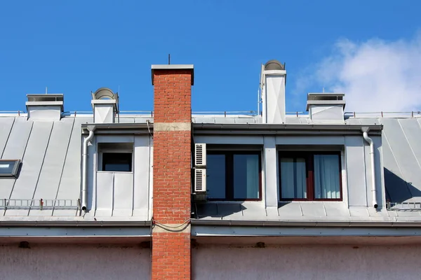 Grande Cheminée Briques Rouges Devant Immeuble Bureaux Récemment Rénové Recouvert — Photo