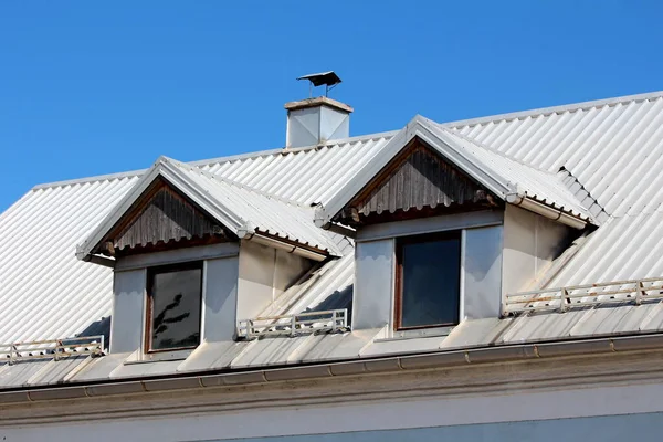 Dos Viejas Ventanas Techo Con Marcos Madera Tableros Decorativos Ruinas — Foto de Stock