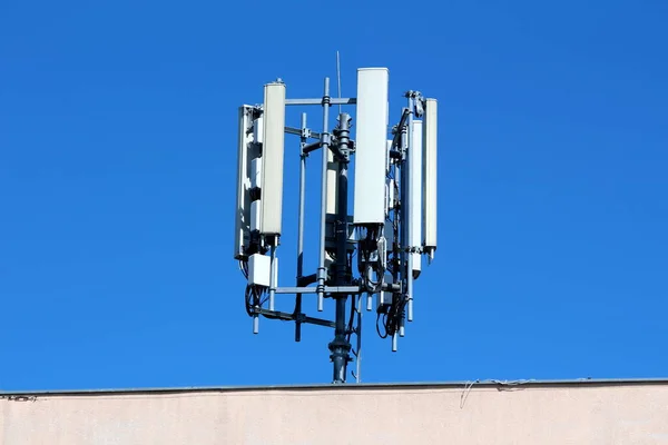 Várias Formas Tamanhos Transmissores Antena Telefone Celular Topo Prédio Negócios — Fotografia de Stock