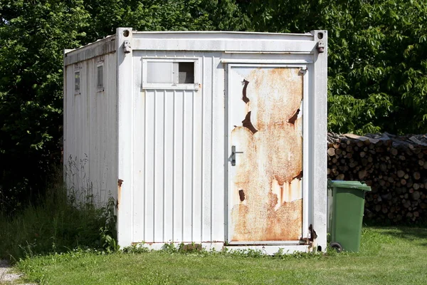 Fehér Régi Elhagyatott Ipari Konténer Átalakított Tárolóhely Kis Ablakok Rozsdás — Stock Fotó