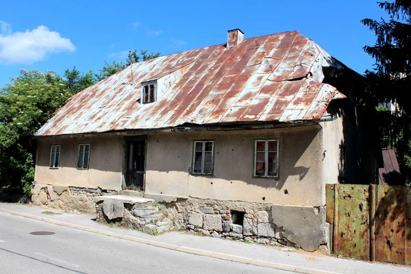 Verlassenes Kleines Städtisches Einfamilienhaus Auf Zerbrochenem Stein Und Betonfundament Mit Stockbild