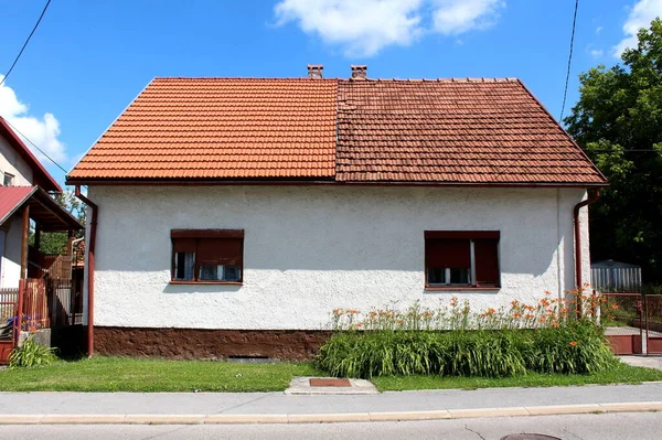 Anexado Pequena Casa Família Suburbana Com Dois Proprietários Divididos Meio — Fotografia de Stock