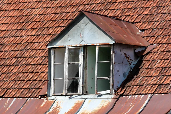 Büyük Hasarlı Çatı Penceresi Kırık Ahşap Pencere Çerçevesi Metal Kaplamayla — Stok fotoğraf