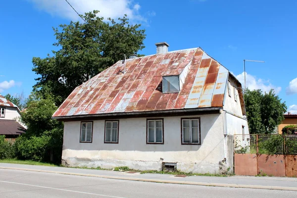 Tradycyjny Mały Stary Dom Rodzinny Terenie Wiejskim Betonowym Fundamencie Pękniętą — Zdjęcie stockowe