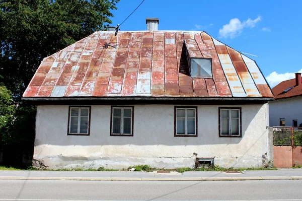 Vorderansicht Eines Verlassenen Kleinen Städtischen Einfamilienhauses Auf Rissigem Stein Und Stockfoto