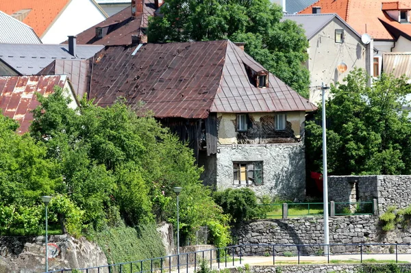 Opuszczony Tradycyjny Kamienny Drewniany Podmiejski Dom Rodzinny Wybitymi Oknami Zniszczoną — Zdjęcie stockowe