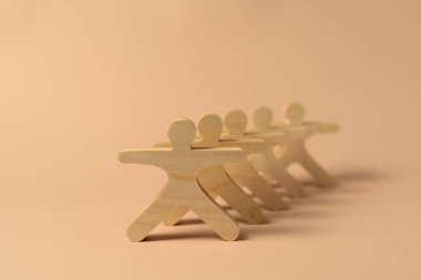 Bir iş ekibi ve lideri bir arada duruyor. Liderlik kavramı. Rüya takım konsepti
