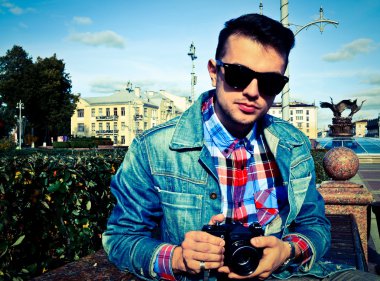 bir kamera onun elinde tutan bir adam