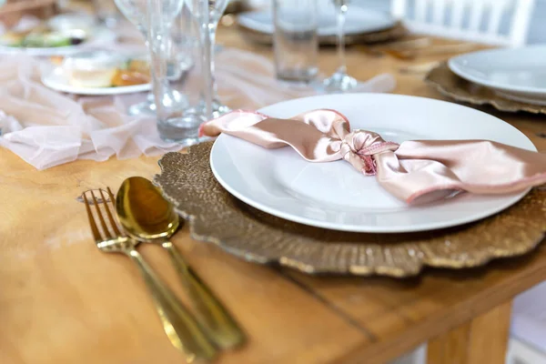 Bohem ve doğal, yumuşak pembe ve yeşil masa ayarları