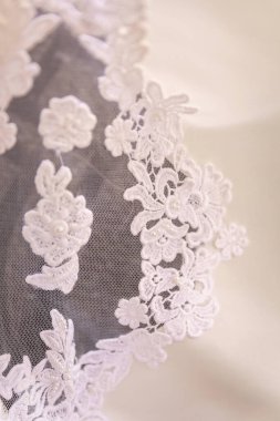 Gelin hazırlanıyor, giyiniyor, düğün gününde.