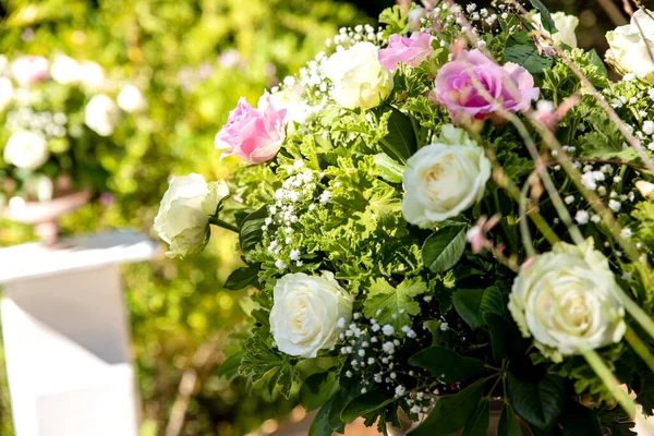 Een Boeket Van Witte Roze Rozen Voor Een Bruid — Stockfoto