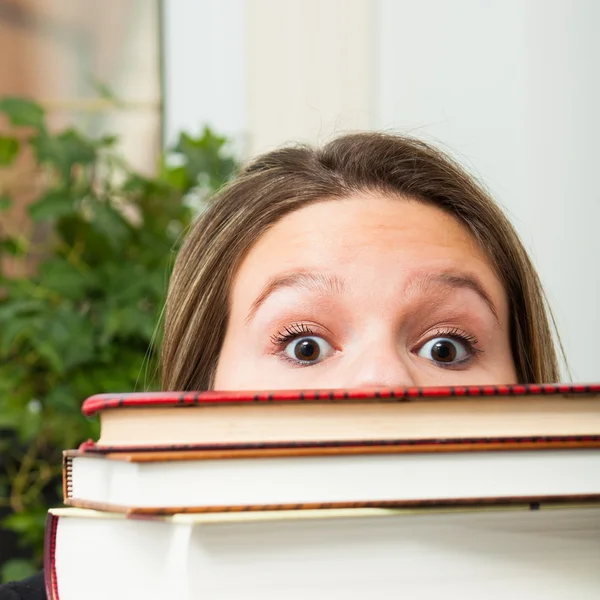 Estudiante detrás de libros —  Fotos de Stock