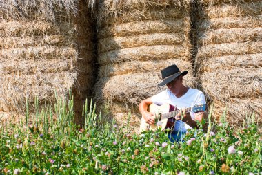kovboy tarafından haystack yatay gitar çalar