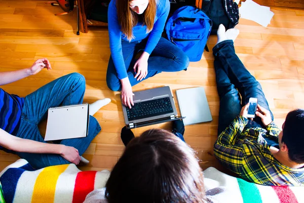 Teens work on project — Stock Photo, Image