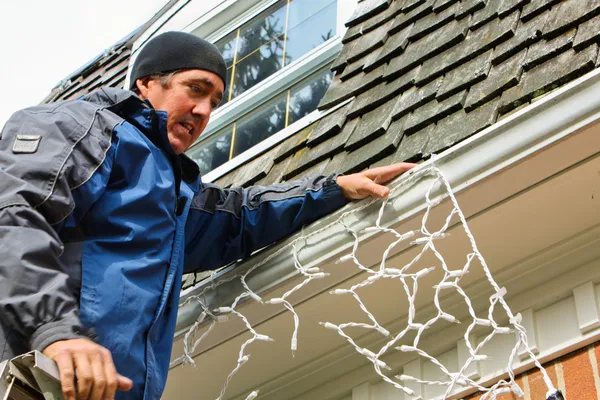 Putting up the Christmas lights — Stock Photo, Image