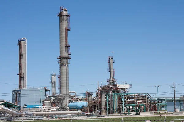 Горизонтальный нефтехимический завод — стоковое фото