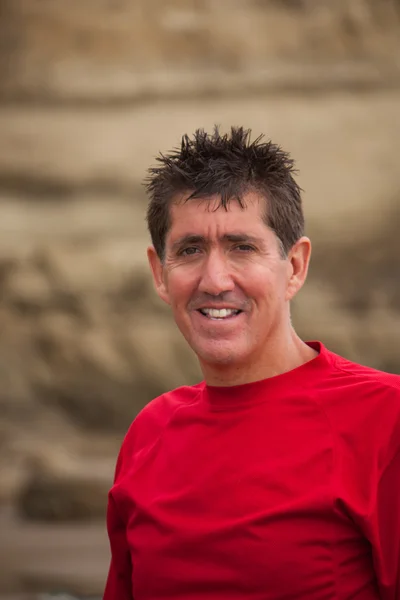Smiling man at sand cliffs — Stock Photo, Image