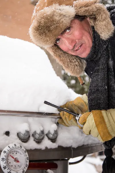 Chico de barbacoa infeliz en la nieve — Foto de Stock