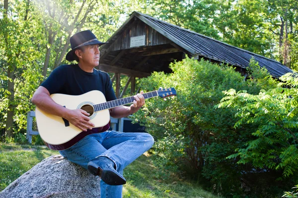 Land gitarist op overdekte brug — Stockfoto