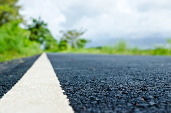 Nouvelle route asphaltée avec fond naturel — Photo