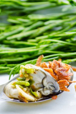 taze istiridye baharatlı sos ile