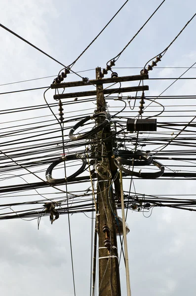 Línea de cable en el poste — Foto de Stock