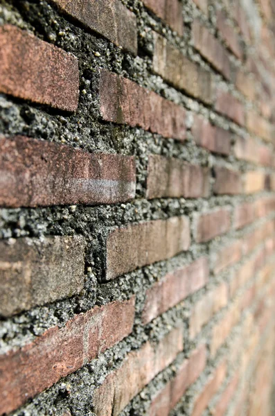 Vecchio muro di mattoni arrugginiti — Foto Stock