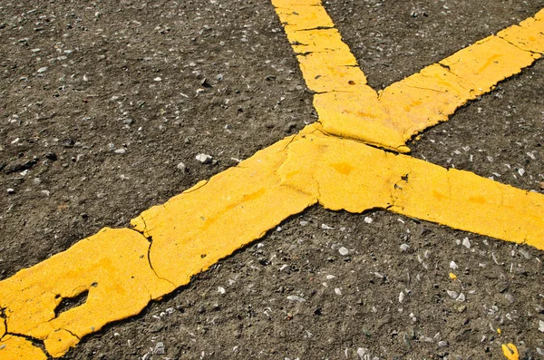 Ligne jaune sur la route noire — Photo