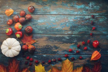 Balkabağı ve sonbahar yaprakları ile mevsimlik kompozisyon kırsal ahşap masa üzerinde metin, cadılar bayramı veya şükran günü dekorasyonu için alan, üst görünüm