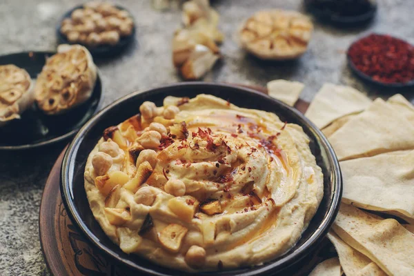 Παραδοσιακό Σπιτικό Πιάτο Της Μέσης Ανατολής Χούμους Διακοσμημένο Ρεβίθια Σκόρδο — Φωτογραφία Αρχείου