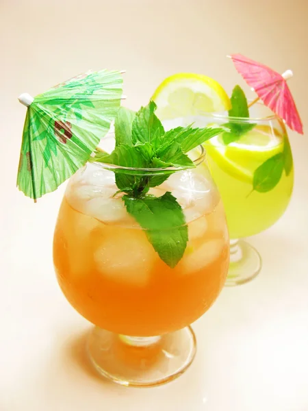 Alcohol cocktail drink with lemon — Stock Photo, Image