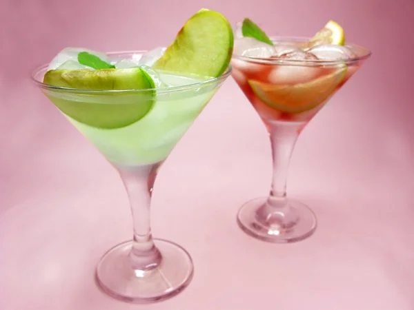 Alkohol punch cocktail drinkar med mynta — Stockfoto