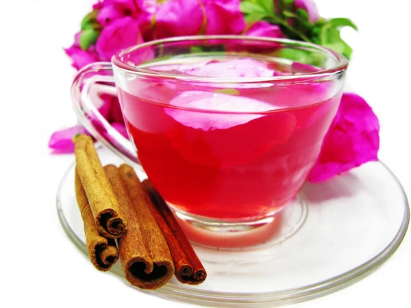 Bebida de té cóctel ponche con rosa silvestre y canela —  Fotos de Stock