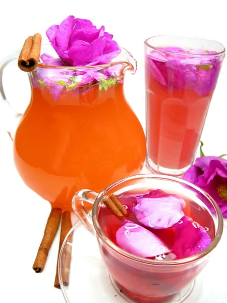 Punch cocktail thé boisson à la rose sauvage et la cannelle — Photo