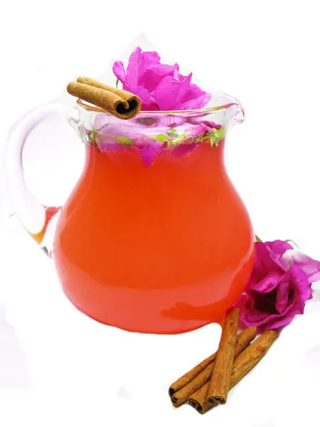 Bebida de té cóctel ponche con rosa silvestre y canela — Foto de Stock