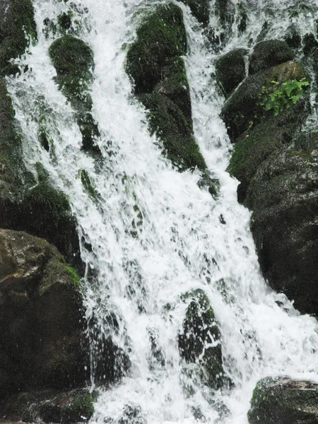 Cachoeira fora da gruta closeup — Fotografia de Stock