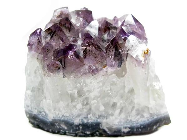 Cristales geológicos de geoda de cuarzo amatista — Foto de Stock