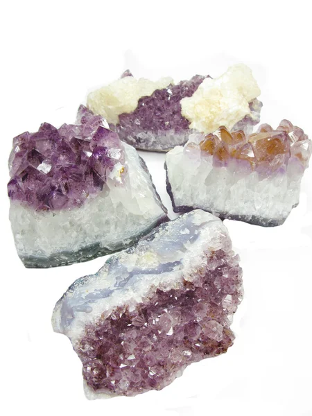 Геологические кристаллы кварцевых аметистов — стоковое фото