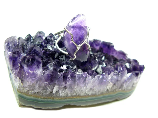 Amethyst geode geological crystals and jewelery ring — Stock Photo, Image