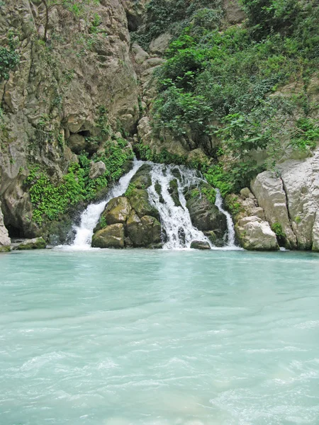 Cachoeira fora da gruta — Fotografia de Stock