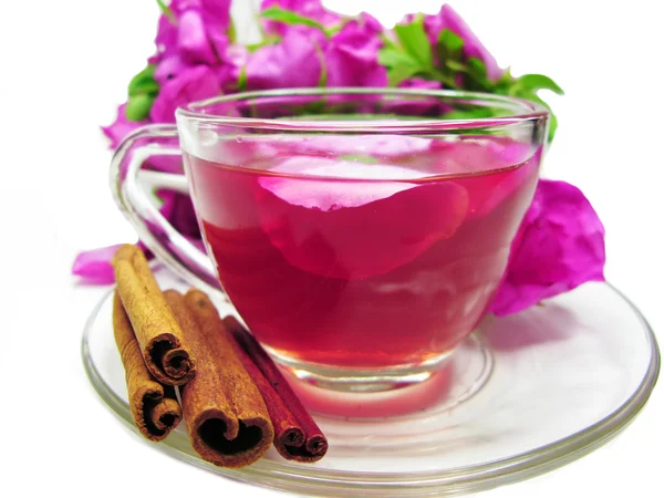 Golpe bebida de té cóctel con rosa silvestre — Foto de Stock