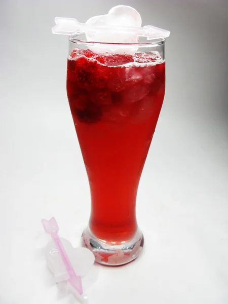 Frutta bevanda cocktail punch rosso con fragola — Foto Stock