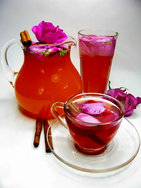 Golpe bebida de té cóctel con rosa silvestre — Foto de Stock