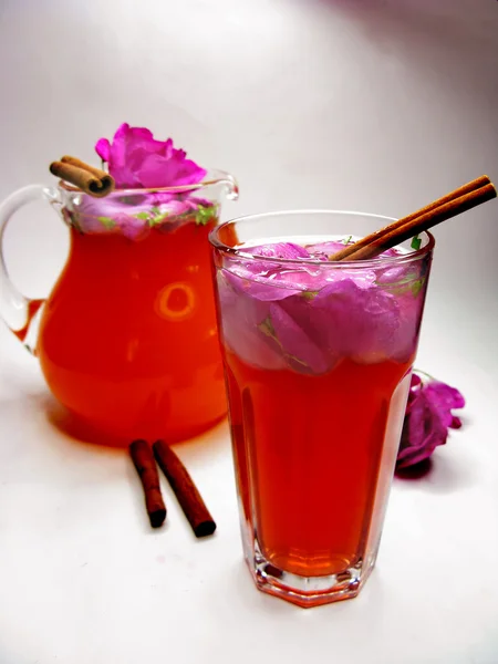 Golpe bebida de té cóctel con rosa silvestre —  Fotos de Stock