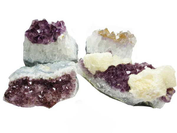 紫晶 geode 地质晶体 — 图库照片