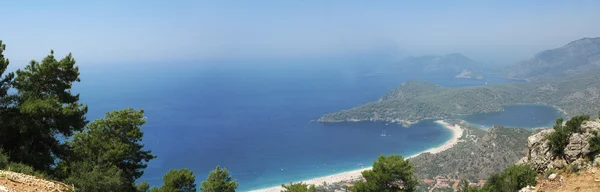 Panorama de laguna azul y playa de pavo oludeniz — Foto de Stock